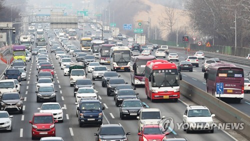 연휴 앞두고 꽉 막힌 고속도로… 서울→부산·광주 6시간20분