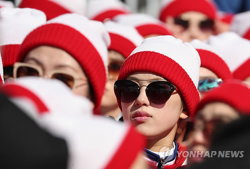 13년 전과 달라진 北 응원단… 자연스럽고 주변과 교감