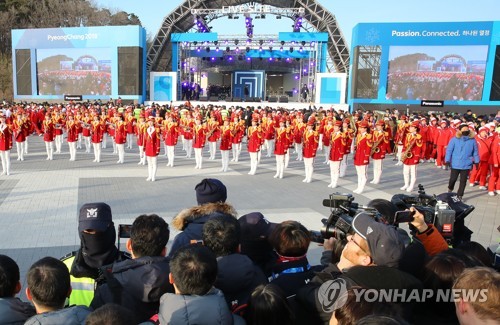 북한 응원단, 강릉서 또 깜짝 공연… 2000여명 몰려 '박수'