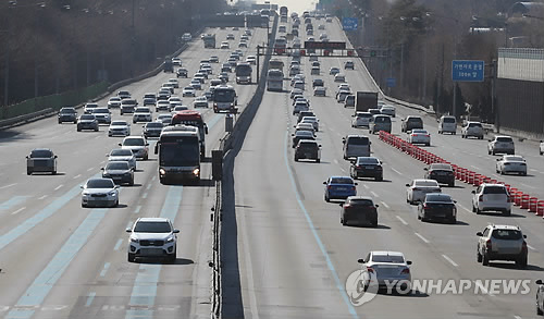 설날 고속도로 부산→서울 6시간30분…오전 11시 정체 시작