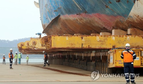 옆으로 누운 세월호 '바로 세우기' 어떻게