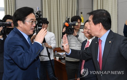 여야, 김영철 방남 충돌… 민주 "내로남불" vs 한국 "점입가경"