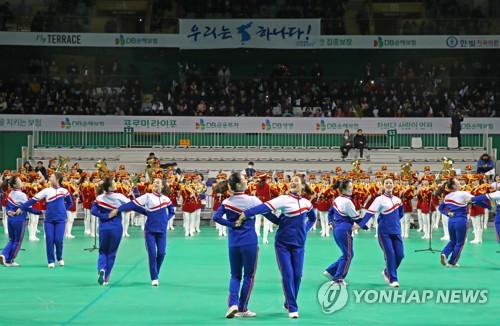 북한 응원단, 원주 체육관 공연… 관중과 "우리의 소원은 통일"