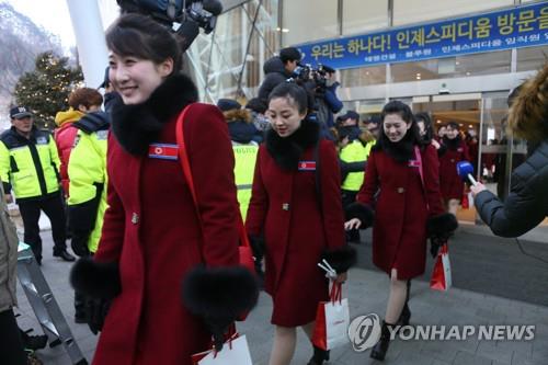 "다시 만납시다"… 북 응원단 밝은 표정으로 숙소 떠나 귀환길