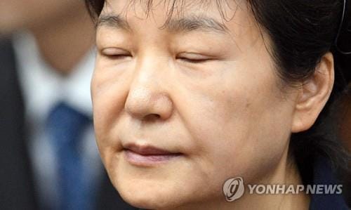 박근혜 1심 선고 땐 나오나… 불출석해도 선고할까 연기할까