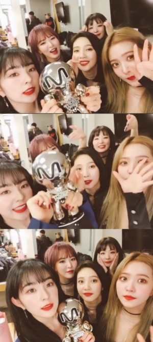 레드벨벳, '엠카' 1위 트로피 인증 “역시 팬들이 짱!”