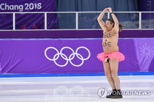 빙판 난입한 '핑크 발레복' 외국인 정체?… 英출신 '프로 난입꾼'