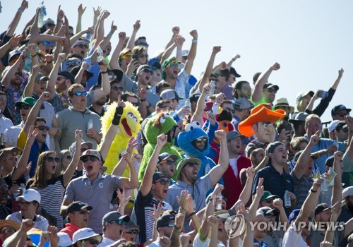 72만명 찾은 PGA투어 피닉스오픈, 최다 관중 기록 경신