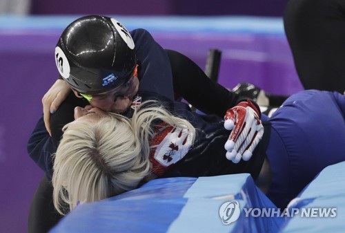 '빙판의 연인' 류·크리스티, 달콤한 '금빛 키스'