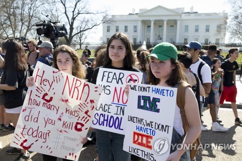 플로리다 총격 고교생들 시위… "상식적인 총기법을 원한다"