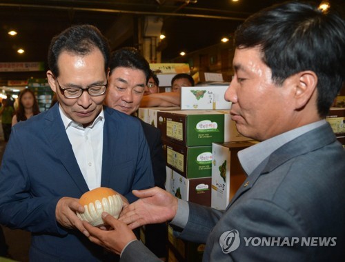 광장시장 간 기재부 차관 "차례상 비용, 마트보다 30％ 싸다"