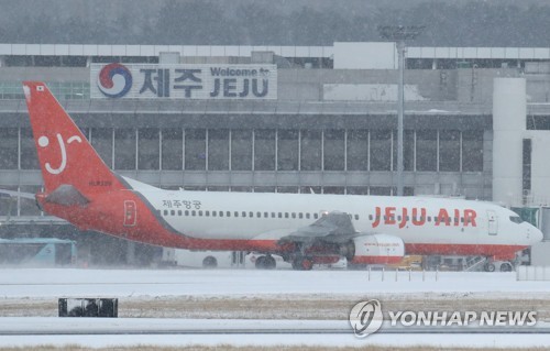 '눈보라'에 제주공항 활주로 한때 폐쇄… 64편 결항·19편 회항