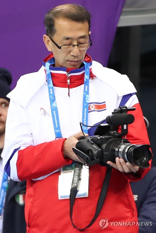 [올림픽] 소니 카메라에 삼성 끈… 북한 대표팀의 독특한 장비