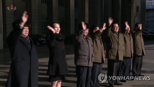 북한 김여정, 활짝 웃으며 예술단 배웅… 현송월과 반가운 인사