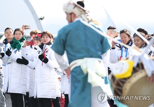 [올림픽] '쾌지나 칭칭 나네'에 맞춰 대한민국 선수단 공식 입촌