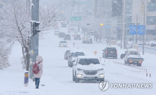 제주 또 폭설 공항 활주로 폐쇄 32편 결항·회항…'출근 대란'