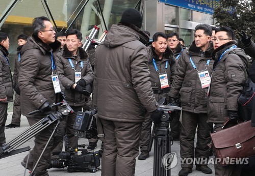 입촌식 취재한 북한 기자들 "질서가 너무 없어"