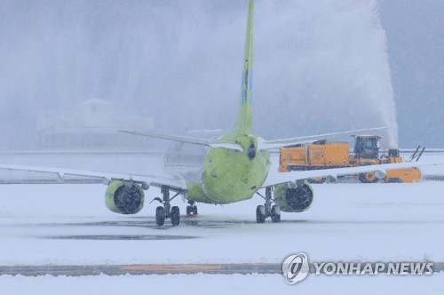 제주 또 폭설 공항 활주로 폐쇄 32편 결항·회항…'출근 대란'