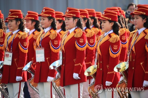 '한반도기·인공기' 챙긴 北 응원단… 구호는 '우리는 하나다'