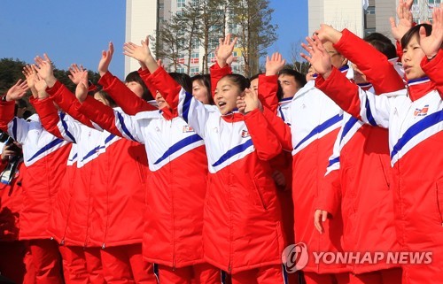 북한 선수단 입촌… 취주악단 연주에 남북 함께 춤사위