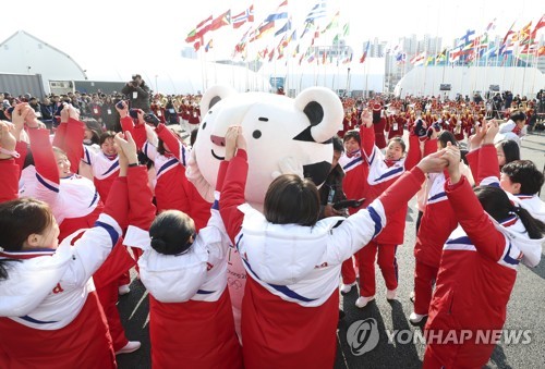 북한 선수단 입촌… 취주악단 연주에 남북 함께 춤사위