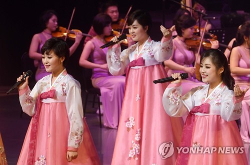 "반갑습니다" 15년 만에 찾아온 북한 예술단 '열정적 무대'