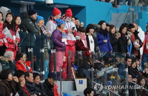 컬링·스키점프 '깜짝' 구름 관중… 선수들도 '엄지 척'