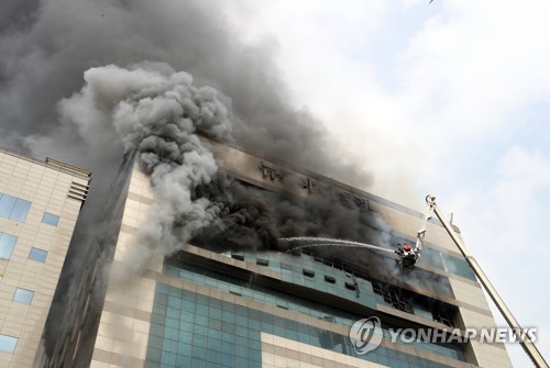 울산 뉴코아아울렛 화재 10억원 추정 피해… 현장 감식 예정