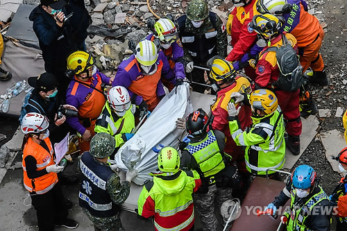 대만 지진 희생자 17명…"중국인 일가 5명 모두 숨져"
