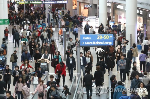 작년 해외서 긁은 카드 20조 육박, 사상 최대… 전년비 20%↑