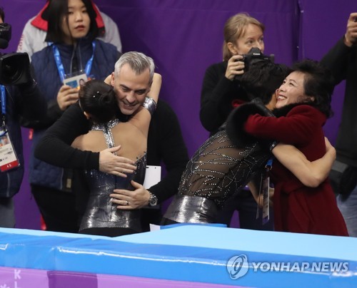 도종환 장관-김일국 체육상 피겨 관전… '남북팀 응원전'