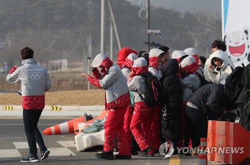 '눈 뜨기도 어렵네' 강릉 강풍에 올림픽파크 곳곳 혼란