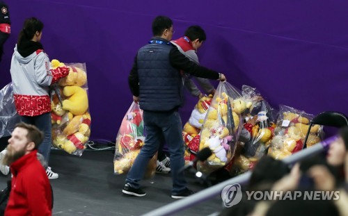 은반 뒤덮은 곰돌이 푸…'명불허전' 하뉴의 인기