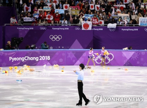 은반 뒤덮은 곰돌이 푸…'명불허전' 하뉴의 인기