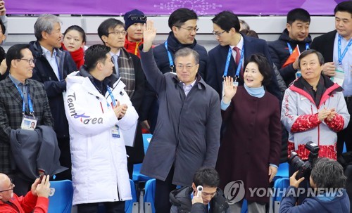 문재인 대통령, 쇼트트랙 관람…"휴~가슴 뛰어라"