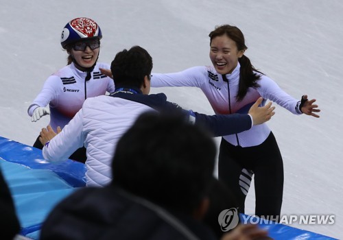 두 번의 눈물바다·두 번의 함성… 선수·관중 함께 울고 웃었다