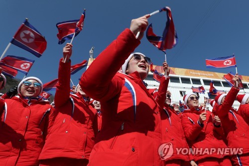 '눈꽃 흔들고 박수 짝짝'… 북한 응원단, 열띤 야외 응원