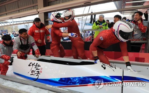 문 대통령, 여자 컬링팀에 축전… "한마음으로 '영미' 외쳐"