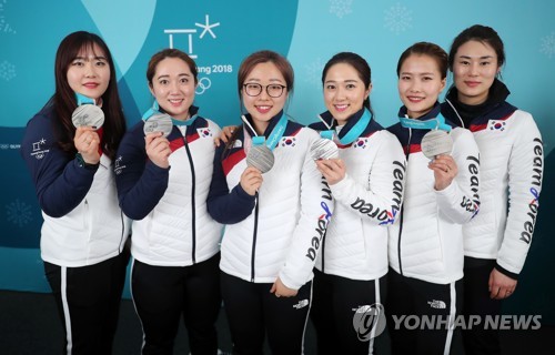 문 대통령, 여자 컬링팀에 축전… "한마음으로 '영미' 외쳐"