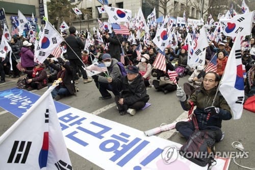 '박근혜 30년 구형'에 강남일대 태극기집회… 퇴근길 교통혼잡