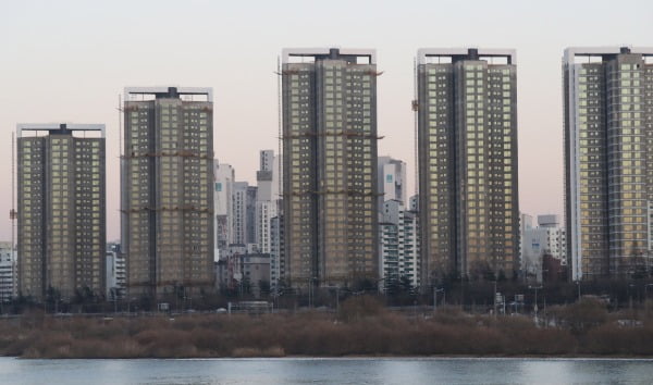 마무리 공사가 한창인 서울 서초구 한 아파트 공사 현장. 사진=연합뉴스