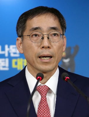 지난달 15일 가상통화 관련 정부 입장을 발표한 정기준 실장. / 사진=연합뉴스