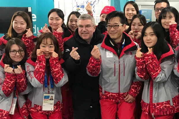 토마스 바흐 IOC위원장 '손가락 하트'