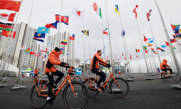 네덜란드 대표팀, 선수촌 국기광장 자전거 산책