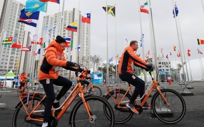 네덜란드 대표팀, 선수촌 국기광장 자전거 산책