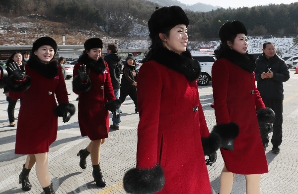 북한 응원단, 남한 도착…대부분 20대 여성