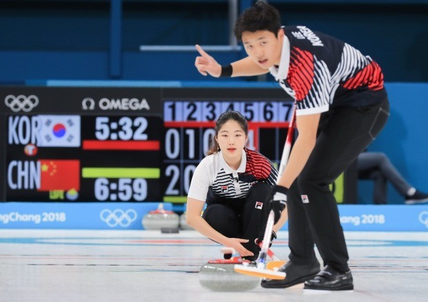 지난 8일 강릉컬링센터에서 열린 평창동계올림픽 믹스더블 예선 한국과 중국 경기에 참가한 장혜지와 이기정. / 사진=연합뉴스