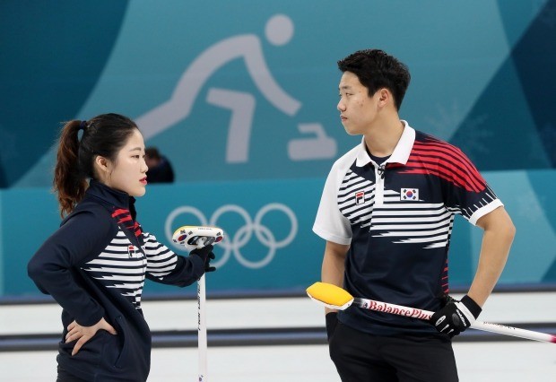 9일 강원도 강릉 컬링센터에서 열린 컬링 믹스더블 한국과 노르웨이의 경기에서 한국 이기정(오른쪽), 장혜지가 아쉬운 표정을 짓고 있다.
 / 사진=연합뉴스