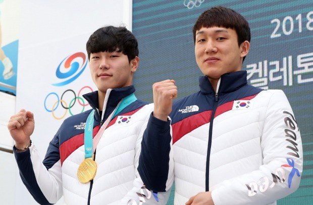 17일 강원 강릉올림픽파크에서 열린 기자회견에 참석한 윤성빈(왼쪽)과 김지수 스켈레톤 한국대표팀 선수. 연합뉴스
