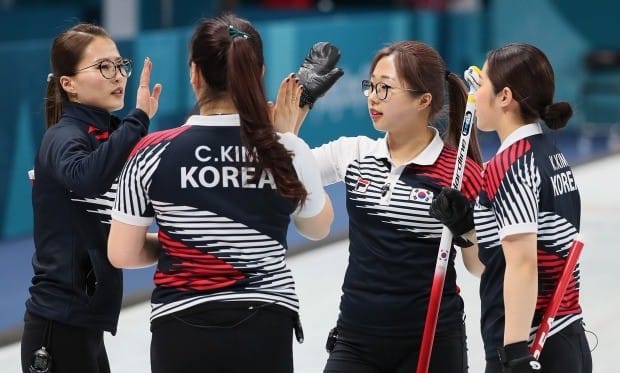 2018 평창동계올림픽대회 여자컬링 예선에서 한국 선수들이 하이파이브를 하고 있다. / 사진=연합뉴스